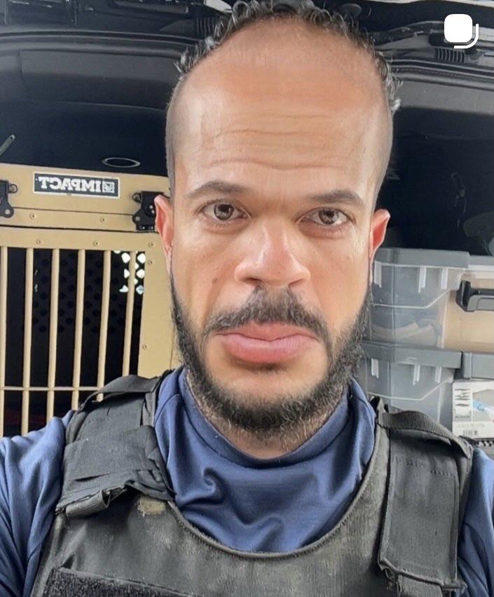 这位是埃尔南·庞塞，原籍波多黎各。他是美国一名移民及海关执法局（ICE）探员。他