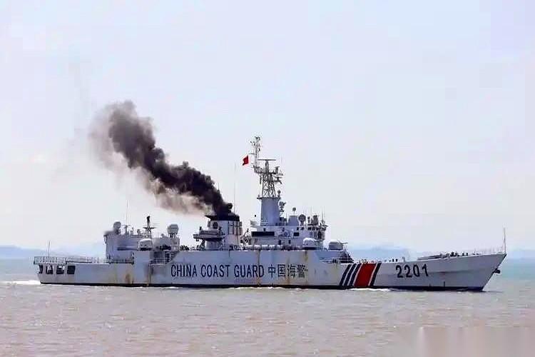 我看到那张图的时候，第一反应是：疯了吧？把一艘好好的军舰，上面那门最大、最唬人