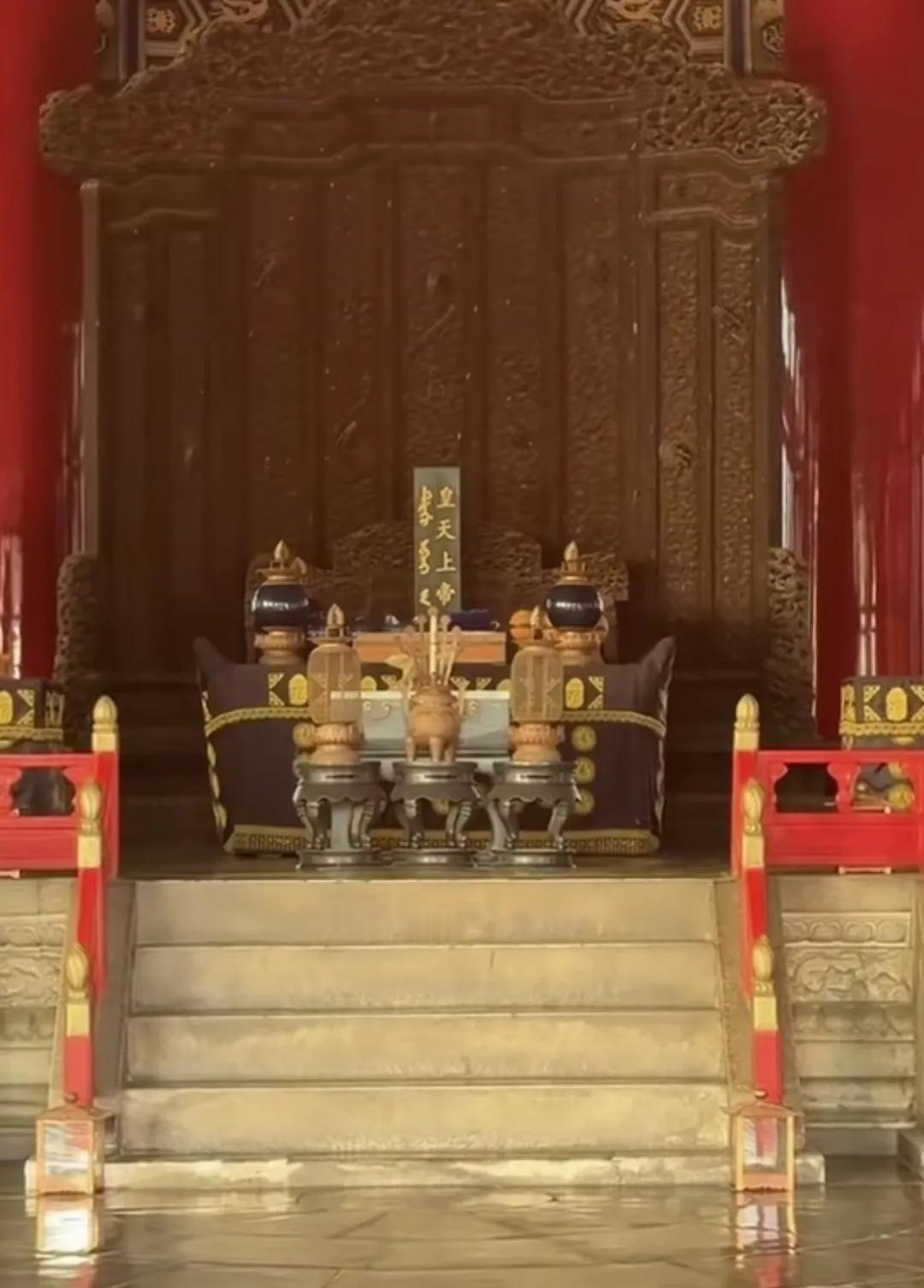 祈年殿内正中恭敬“皇天上帝”