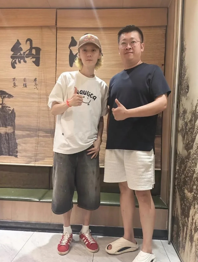 鹿晗旁边这个帅哥看着好眼熟，就是叫不出名字来。[哈哈笑][哈哈笑][哈哈笑]
