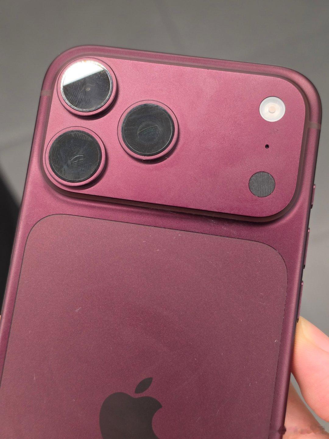 这一代的iPhone18ProMax的漆面这么差？上两代至少半个月才会出现划痕，这次才展示几天就这样