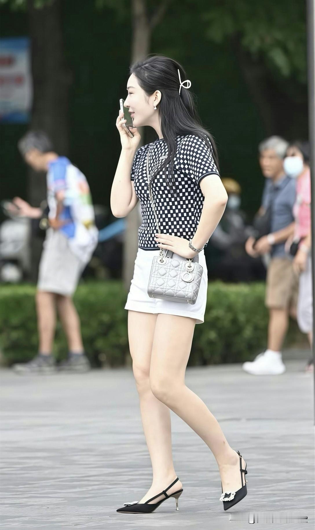 都市时尚女孩，黑白格纹上衣，白色短裙，优雅气质
