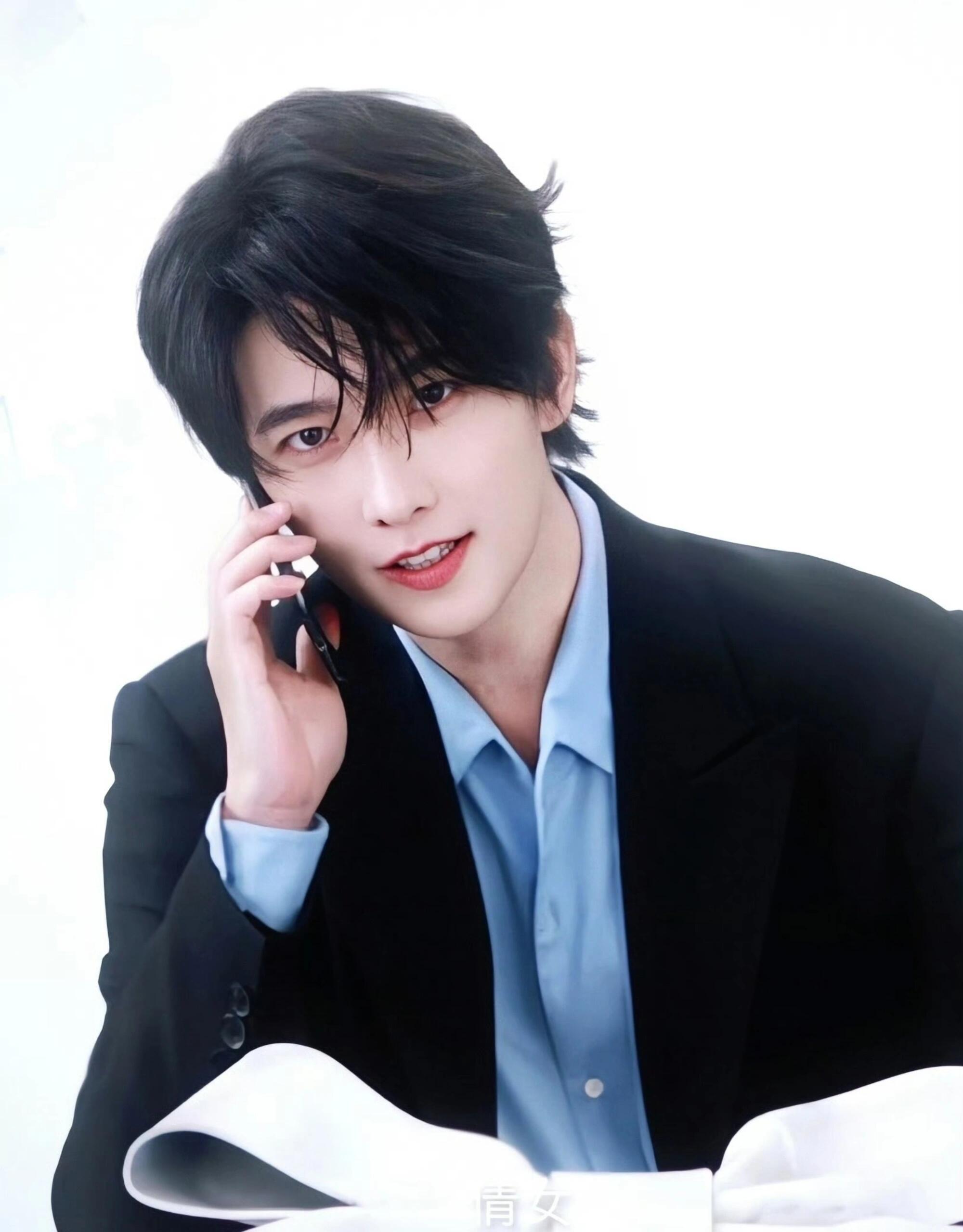 杨洋心选撕漫男杨洋留长发也太好看了吧！卷卷的刘海搭配精致的五官，像极了日漫里的