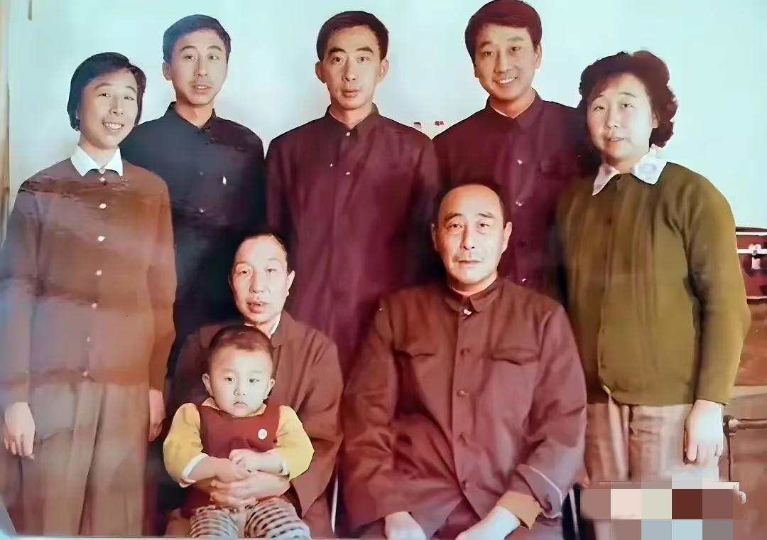 年轻时候的冯巩，与家人合影旧照。冯巩的出身，不论是从父亲那边论，还是从母亲那边