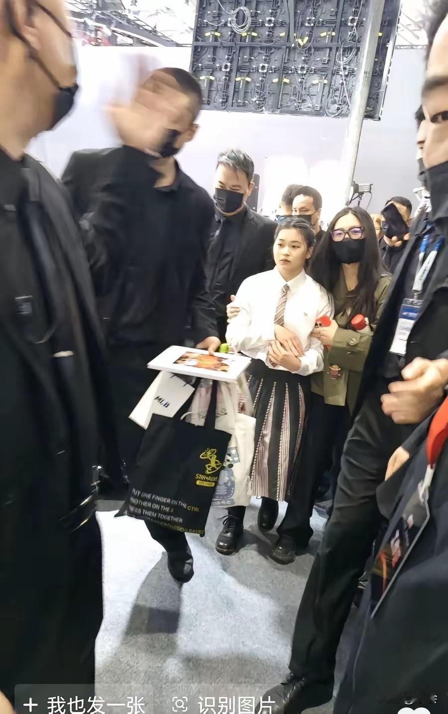 这才是我们该追的星！今天的全红婵也太美了吧，麻花辫造型灵动又可爱，完全就是邻家