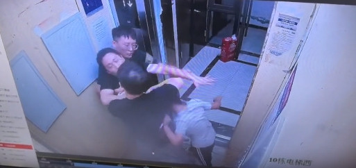 6月19日晚上，湖南长沙浏阳一男子发布视频称，他的女儿在小区乘坐电梯的时候被1个