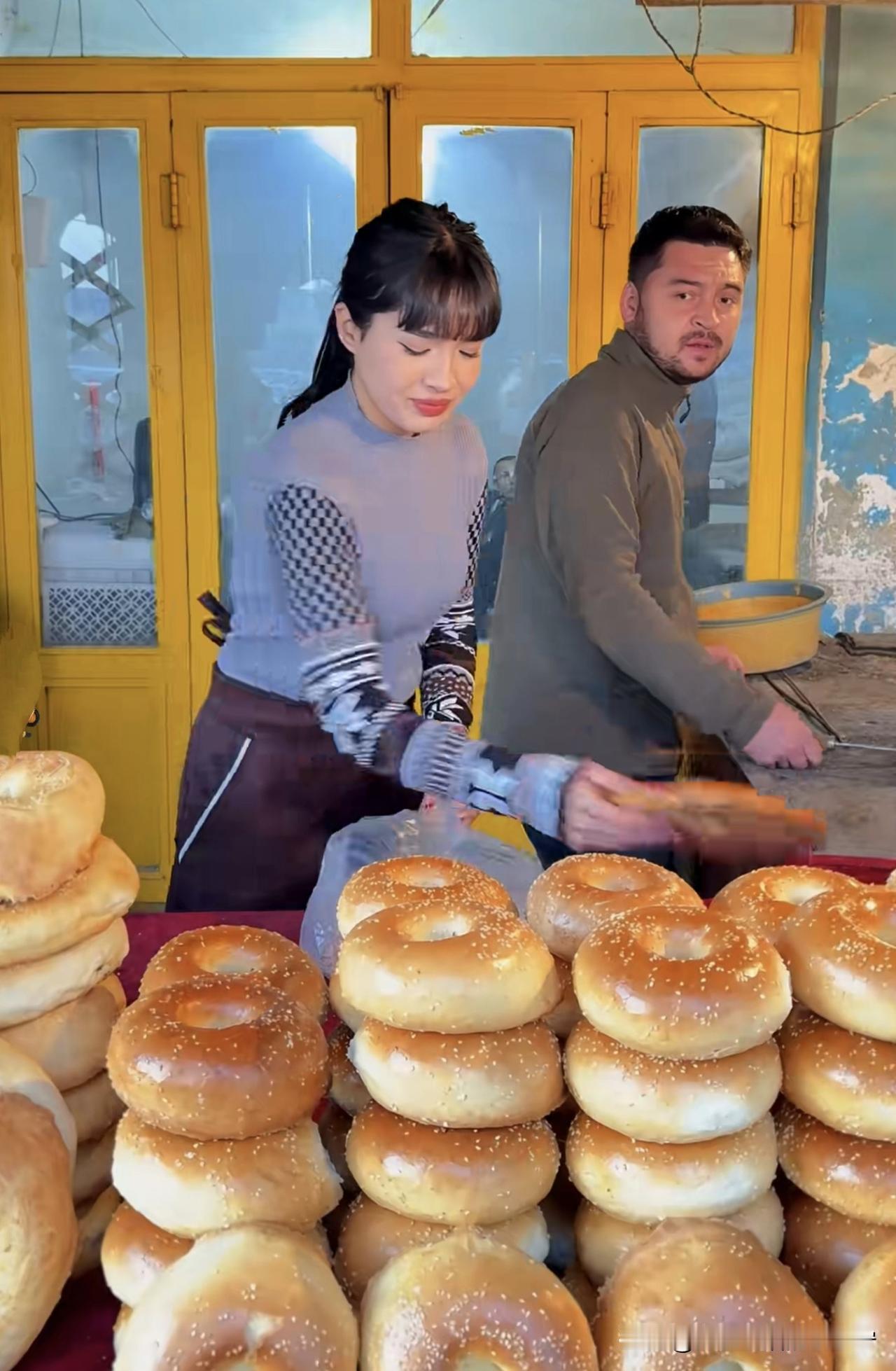 弟弟说：咱兄弟俩长大成人后，我去新疆打馕，你去打螺丝。哥哥没听好，把打螺丝听成