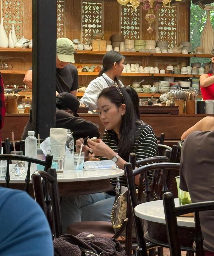 我闺蜜在泰国街头亲眼见过佩通坦她说了一个大实话说近距离接触跟网上看差距挺大的