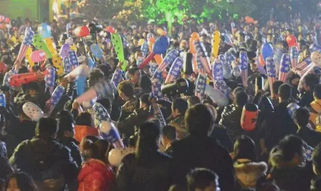 2003-2009，重庆，成都两地的市民们曾经流行在平安夜拿着充气棒前往市中心（