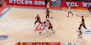 在今天山东高速主场迎战新疆伊犁特的比赛中，发生了特别有意思的一幕。当时比赛进行到