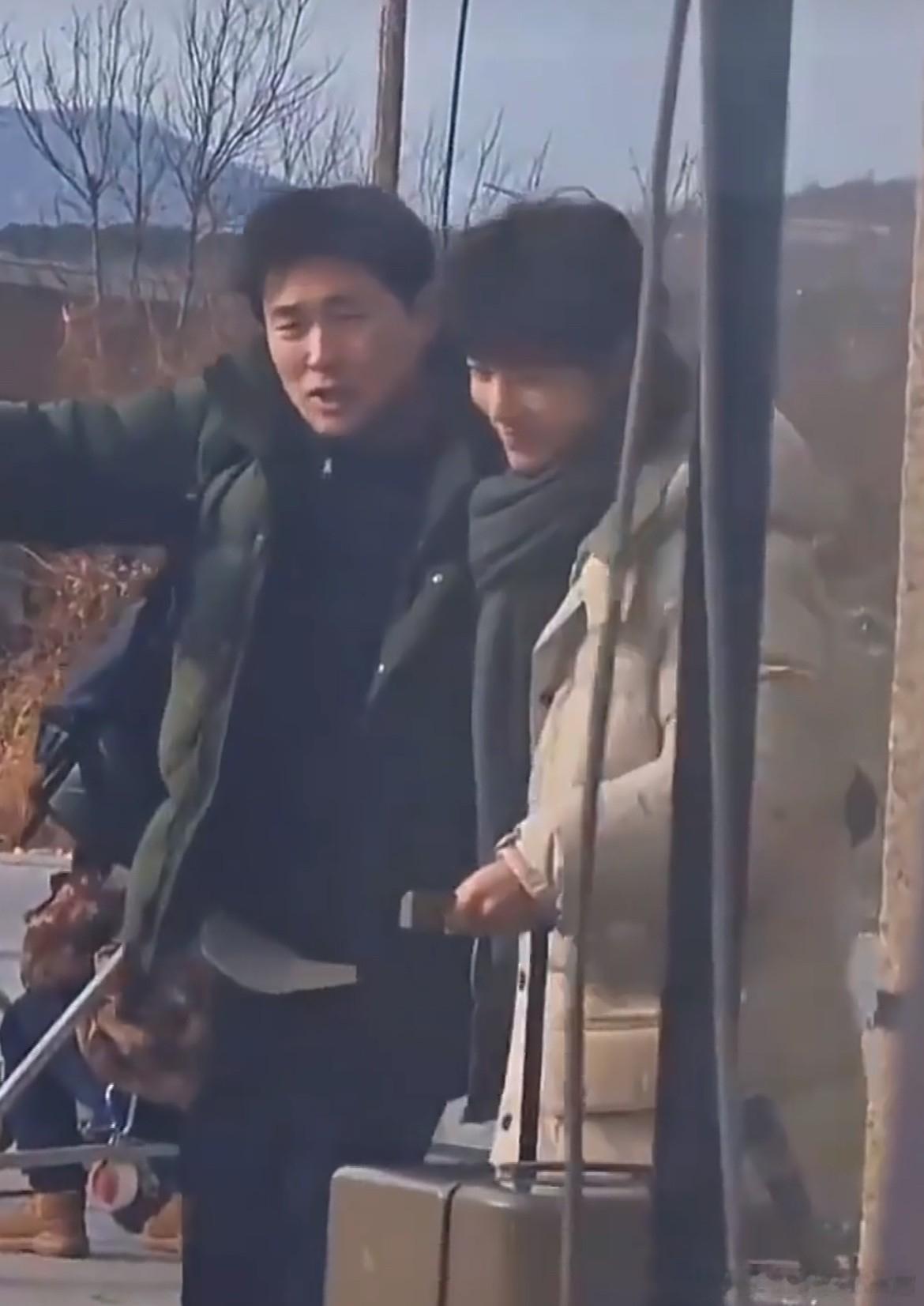 肖战《小城良方》路透！拍摄间隙转场，肖战被王彦霖逗成翘嘴！户外拍戏王彦霖感冒了，