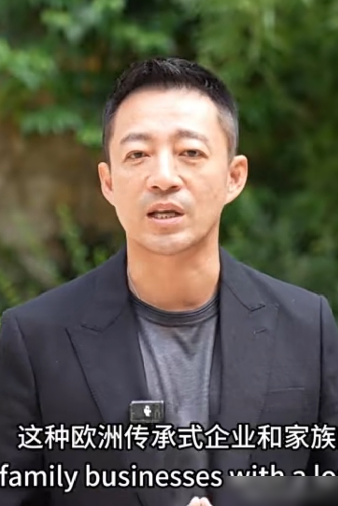 汪小菲在巴黎录访谈，直接把美颜滤镜关了。镜头怼脸，眼袋、法令纹、松垮的皮，全露出来了。跟以前那些精修