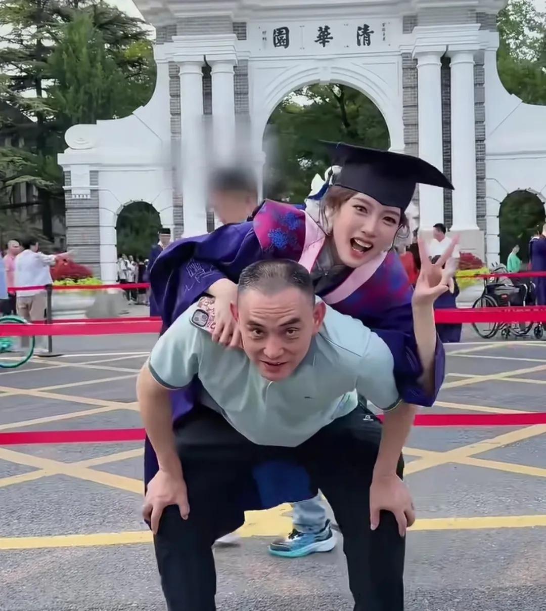 清华大学门前父亲背上的女儿18年前后对比。