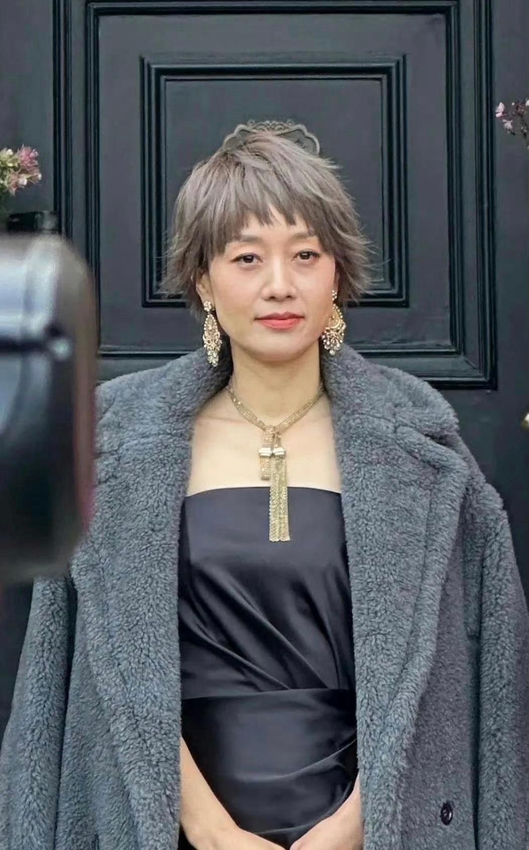 马伊琍上海外滩剪彩，披着大衣好像富婆气场全开。