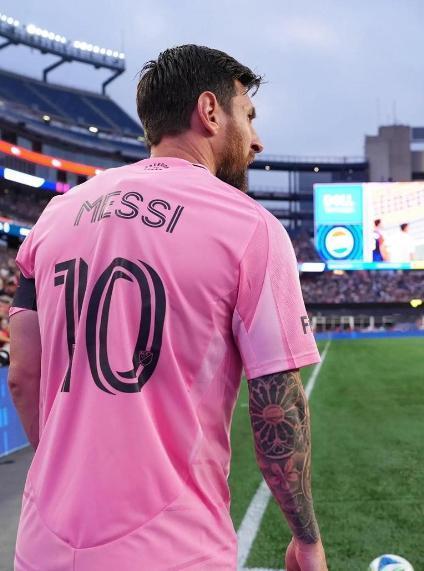 恭喜梅西有望重返巴萨！备战世界杯特训随着梅西返回到了诺坎普拍照了之后，大家也知