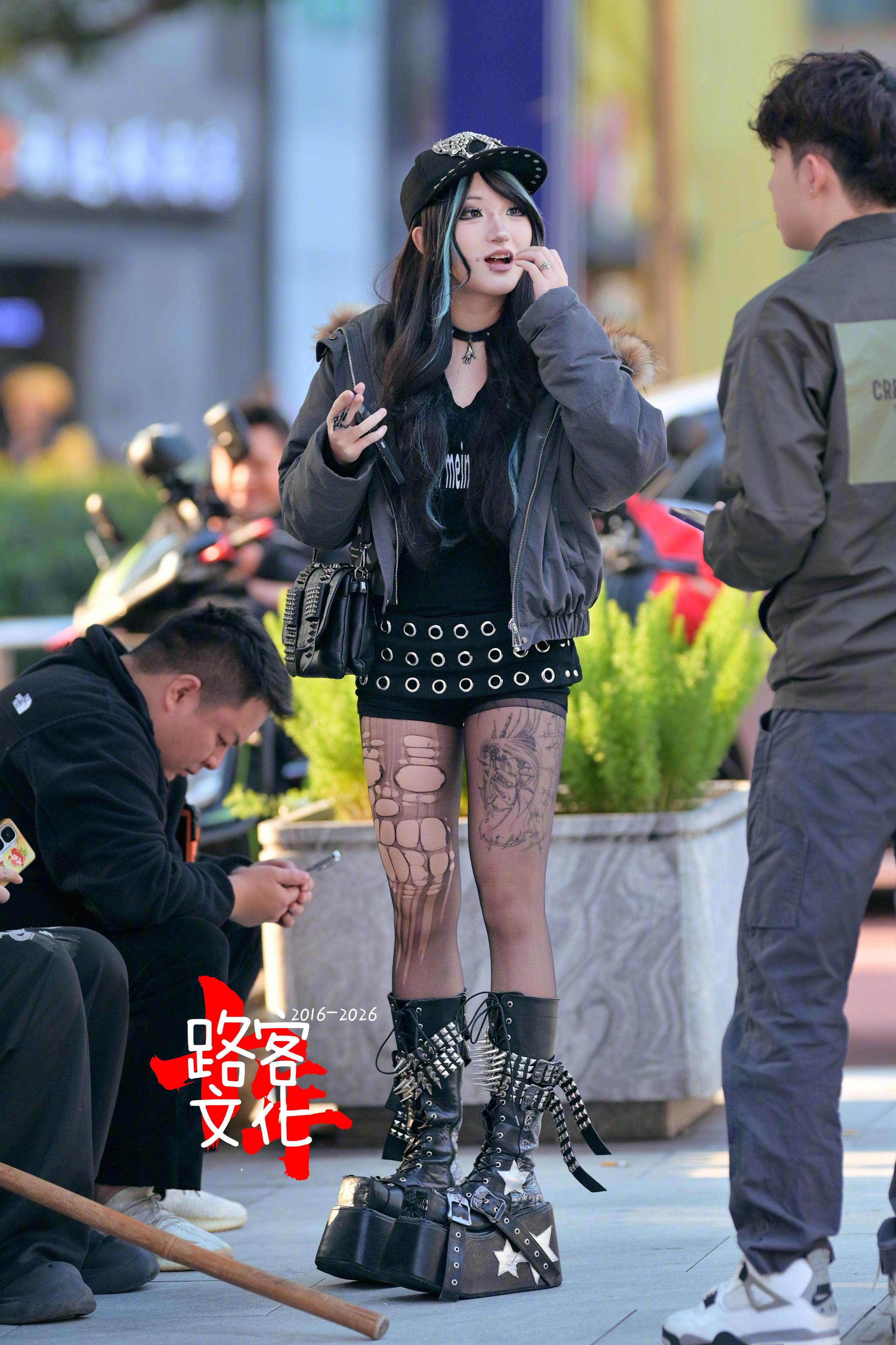 小姐姐很个性哈