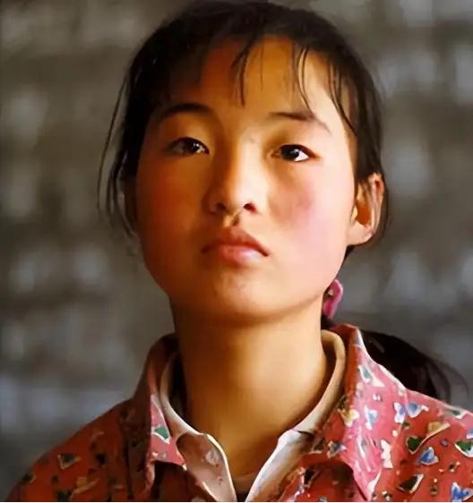 1999年，张艺谋捧红了农村女孩魏敏芝。拍完戏后，魏敏芝想进演艺圈，张艺谋却不同