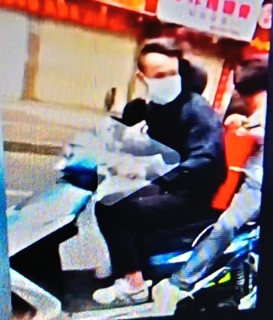 嚣张！广西两男子骑电动车“一路喷云吐雾”，警方全力追查近日，广西来宾市兴宾