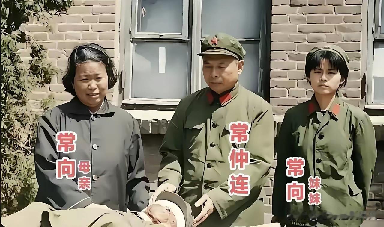 这张摄于1980年6月9日的老照片，凝固了一幕令人肝肠寸断的场景。开国少将常仲