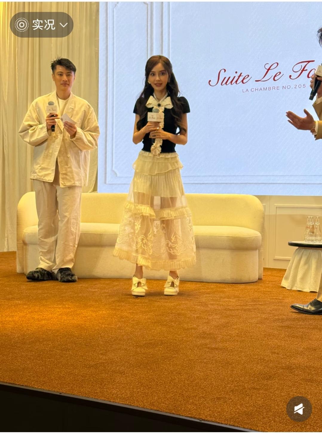 Baby.脚上的鞋子太减分了。