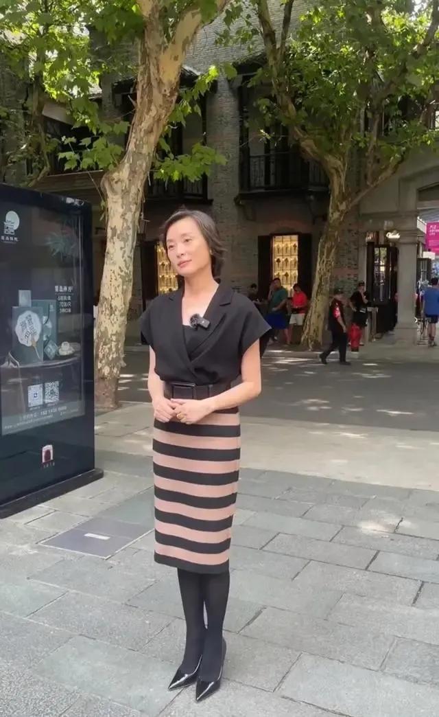 这才是50多岁的中年人该有的样子吧！拒绝整容脸、没有奇装异服和浓妆艳抹，即使眼