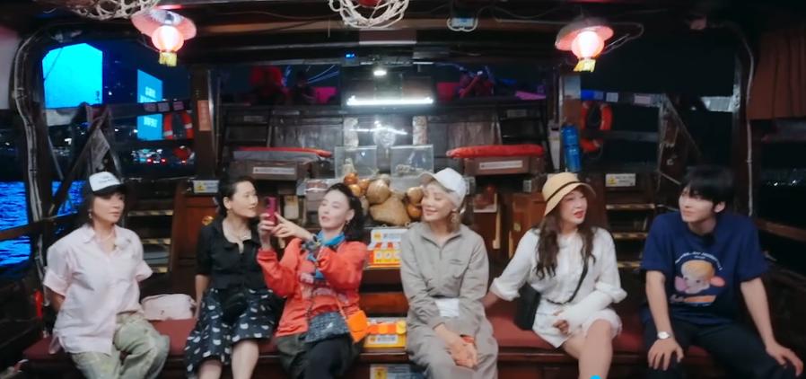 何赛飞和刘嘉玲两个人真的是太逗了！刘嘉玲称梁朝伟像哥哥一样，何赛飞马上表示，她也