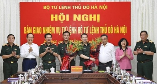 越军首都河内司令部司令换人。6月10日下午，越南国防部长潘文江大将与河内市委书