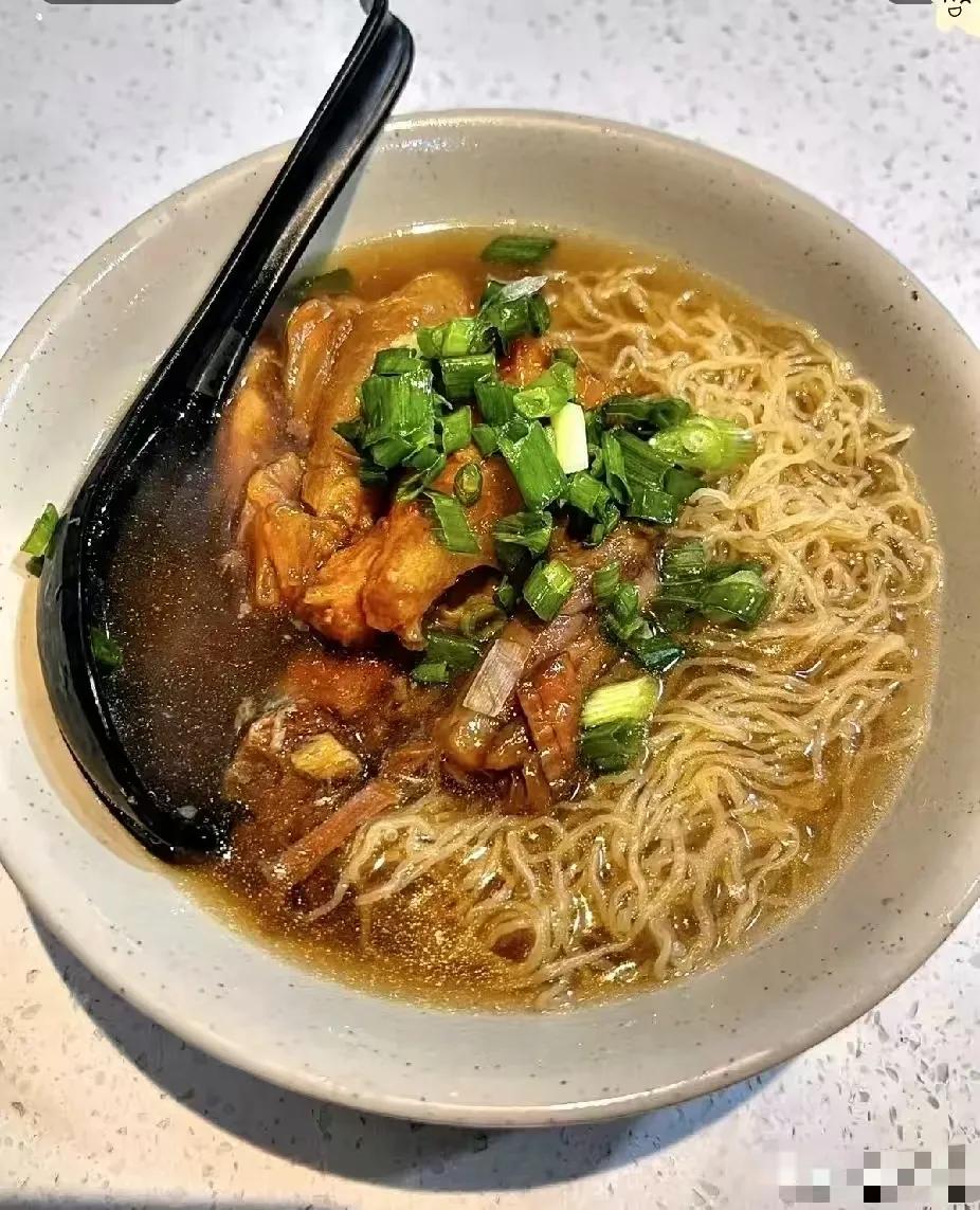 香港美食之旅，这一碗50港币！在香港这份牛腩伊面不算贵了，去香港旅游要想在吃的东