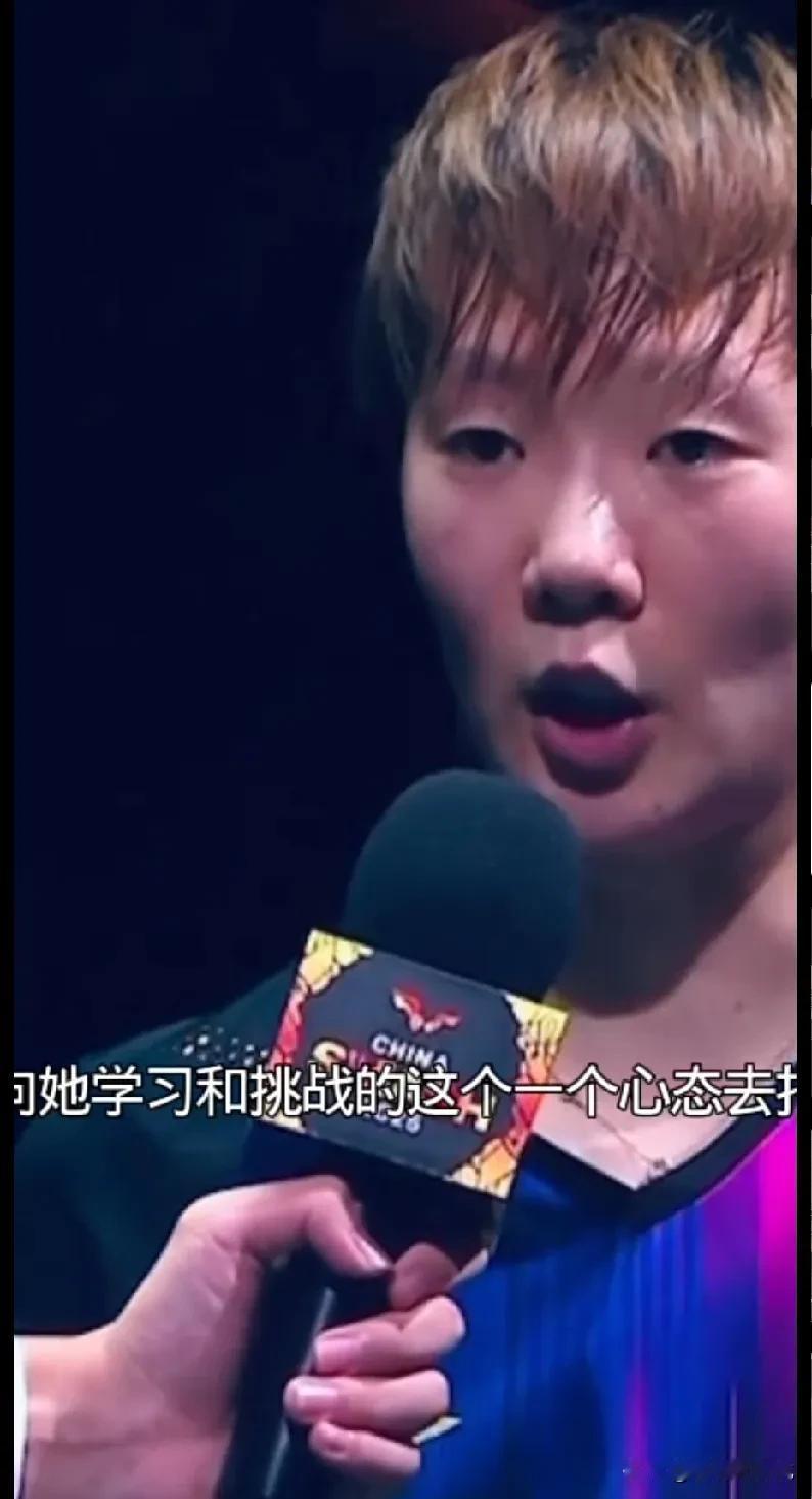 曼昱真的好谦虚，赢了莎莎她却说可能因为今天的运气会更好一些。刚刚看到她的赛后