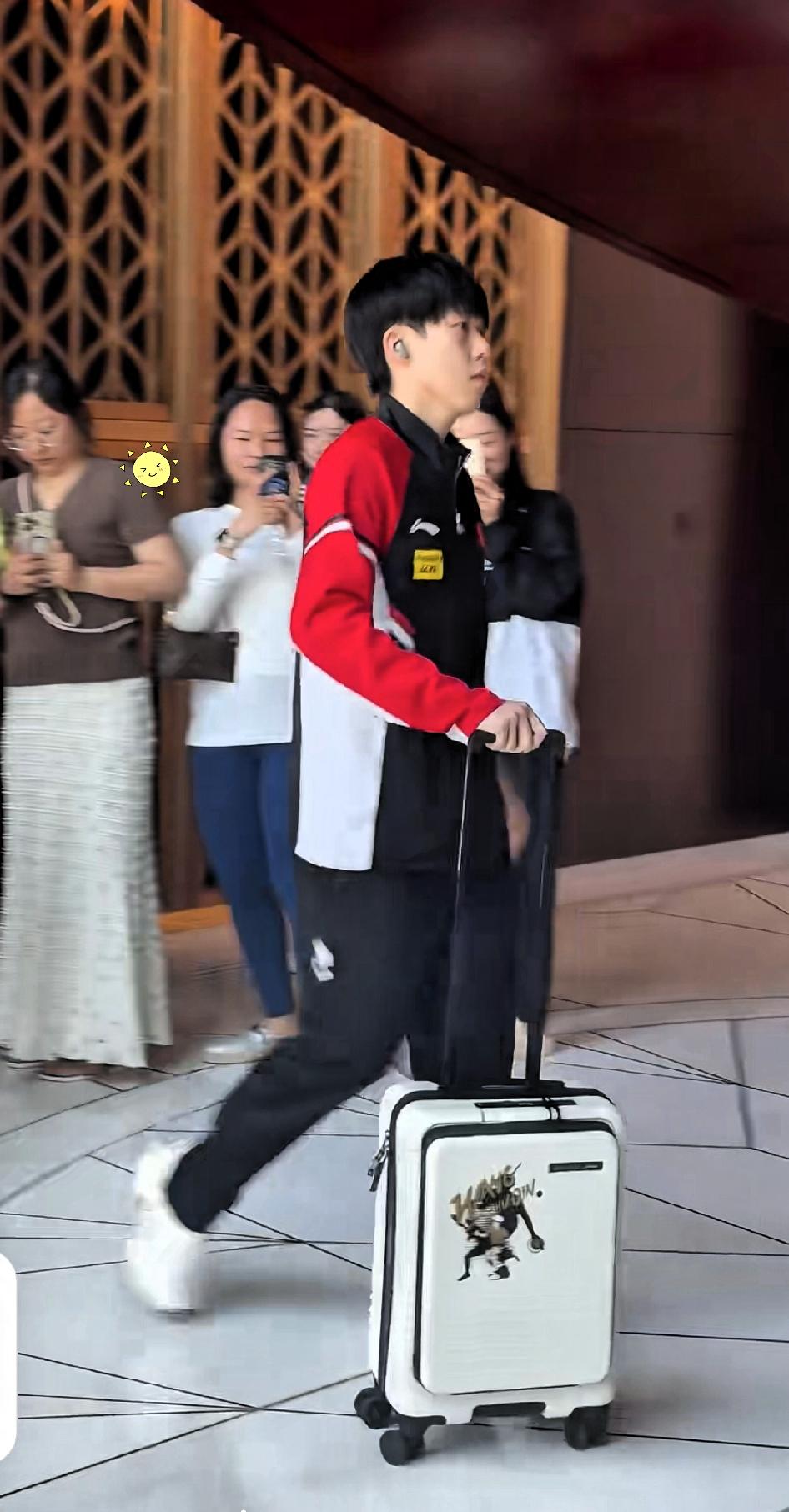 大头，你真是个大心脏！在机场时，有粉丝问大头：“你是不是王楚钦？”大头连忙摇