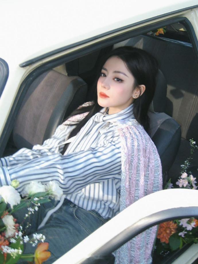 闵塔鲨点赞吐槽嘉行和迪丽热巴工作室的博文，哈哈哈哈哈