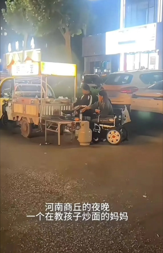 “泪目！”河南商丘，一男子看到一对母女在深夜摆摊卖炒面，顿感可怜，在了解情况后支
