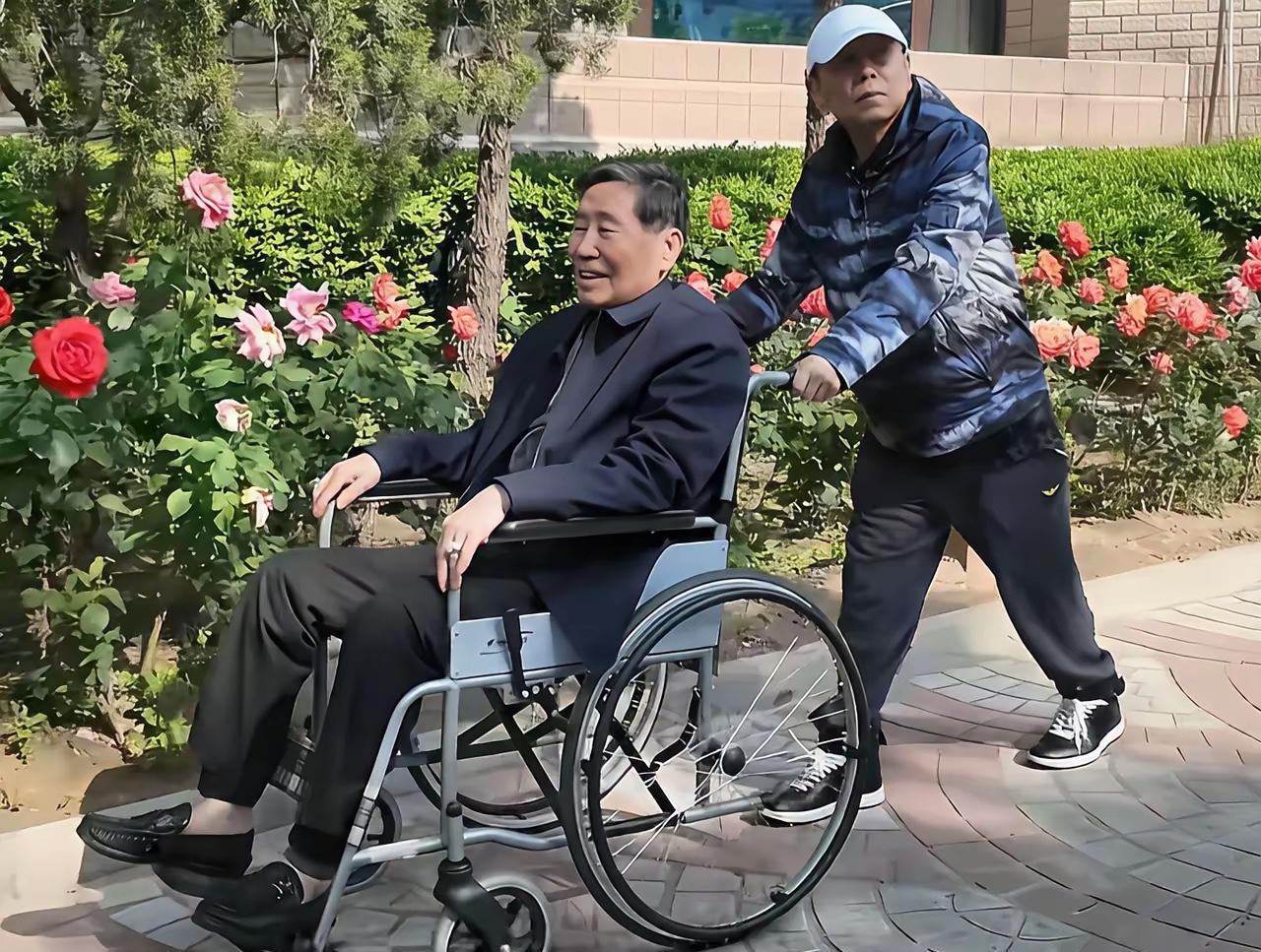 在小区撞见潘长江啦！脚上那双LV板鞋亮瞎眼，听说得一万多呢！他正推着93岁老爸遛