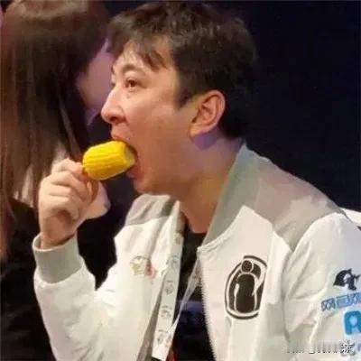 有人说他是幸福的王公子。也有人说他就一混吃憨长的无业游民！真佩服万达公子王