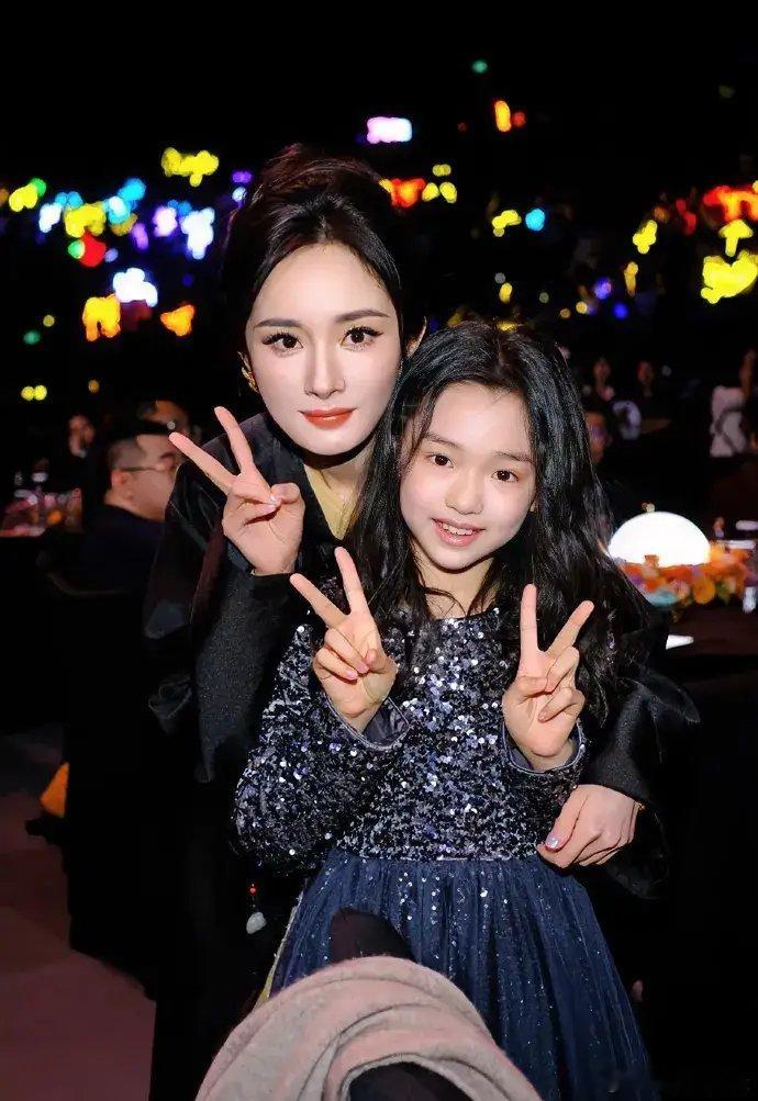 尖叫之夜的最大赢家根本不是拿奖的明星，而是9岁的小酒窝！一口气晒17张合照，白鹿