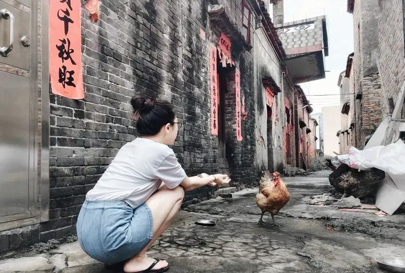 姐夫借姨妹子钱有些时候了，一天姨妹子来向姐夫讨要，姐夫却说我知道你也很紧，可最近