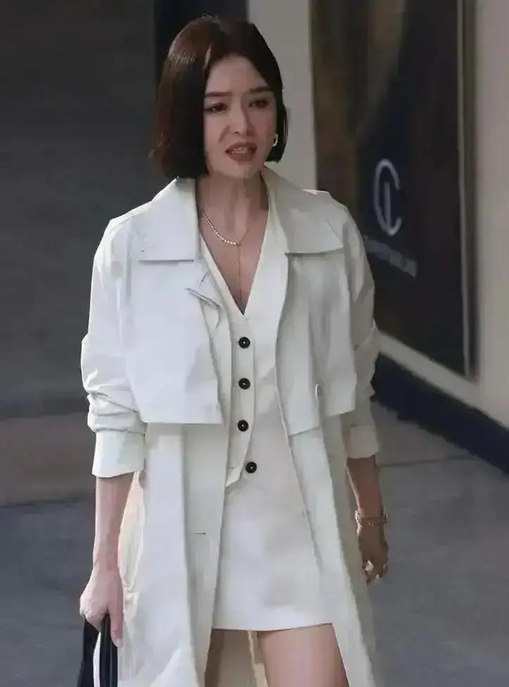 秦岚的脚，比你的脸还金贵。剧组花絮里，她慢条斯理完成“泡软、搓净、涂透”三步骤