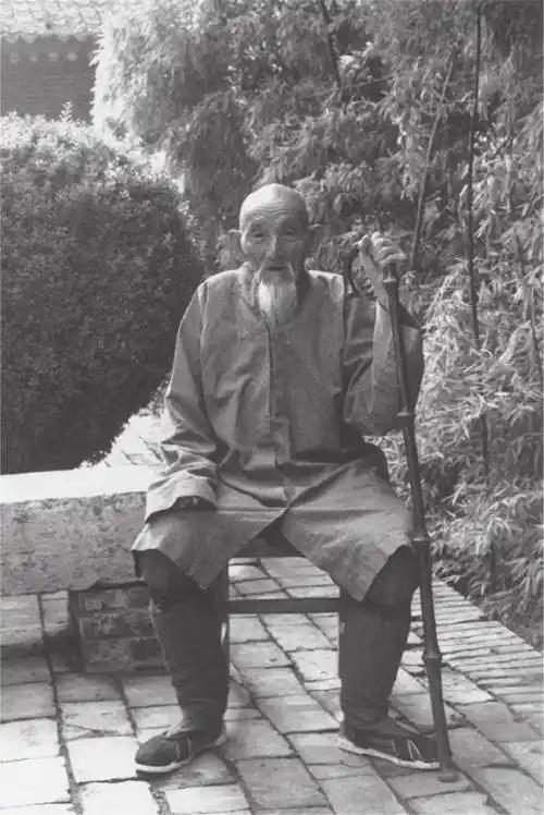 1943年，在成都东门外圣佛寺前，每天上百病人排队求治，而端坐中央的，是一个相貌