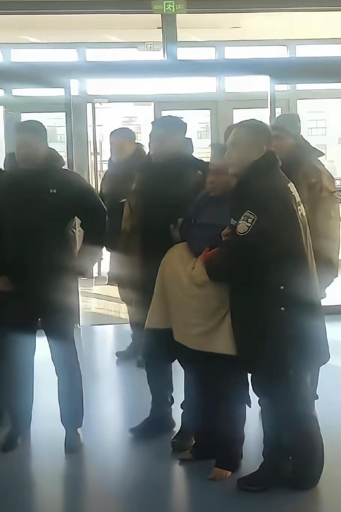 天啊，我的世界观已颠覆！一些网友说这话的时候，是不是脑袋被门夹了？怎么有人