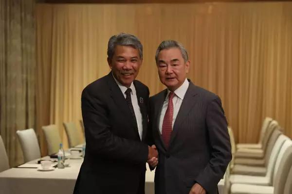 南海的主动权，得攥在我们自己手里！7月21日王毅落地马尼拉，头一个见的是东盟秘书