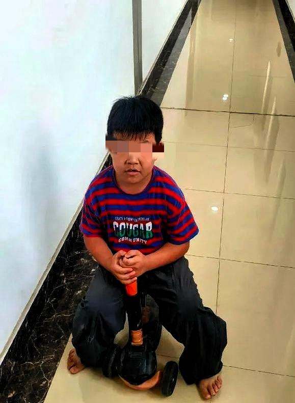 万万没想到，一个7岁孩子，把成年人的体面都戳穿了。父母常年不在身边，小男