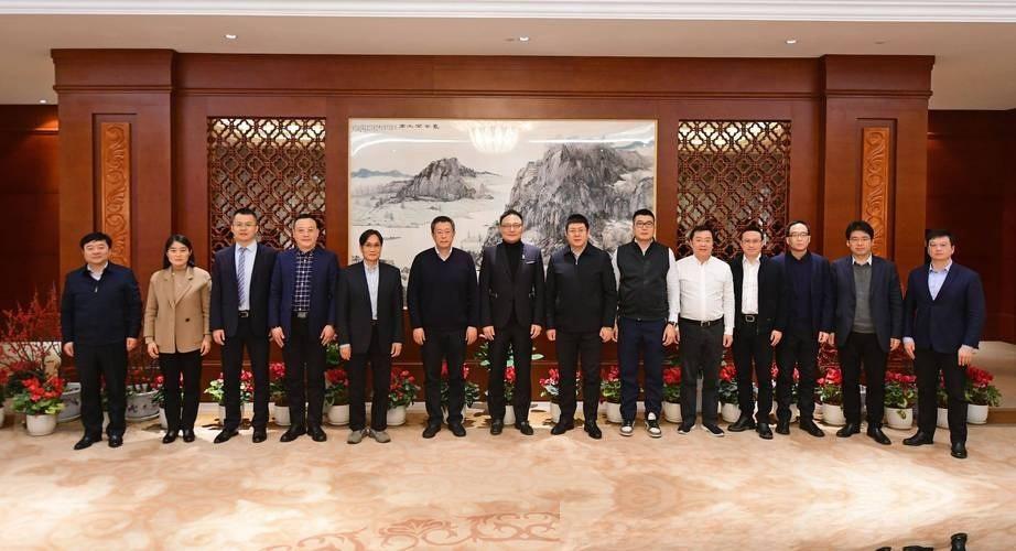 一个人住一整栋5层高的楼，连单元门都改成了自家的入户门，一年靠卖罐头能做出20亿