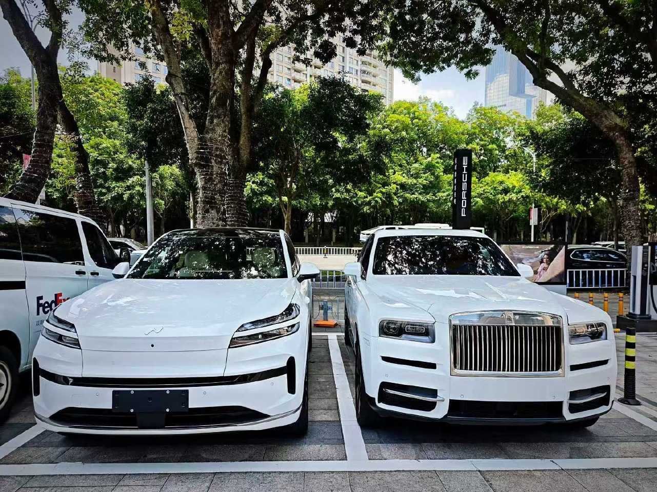 网上看到的两张图，乐道L90VS库里南，大是真的大，从后面看，气场不输多少。