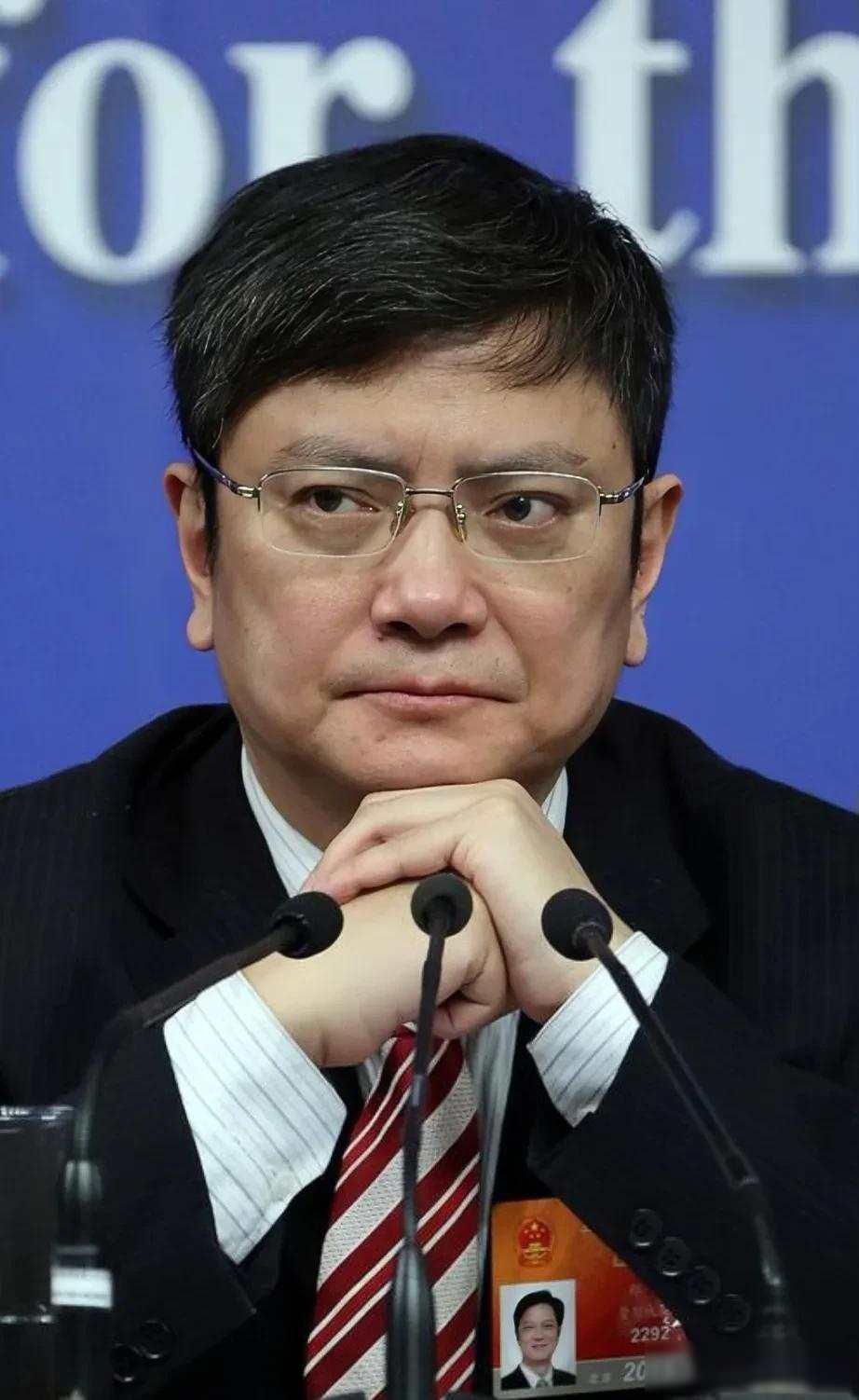 教育部出手了！将英语“踢出”高考，取消其主科地位？孩子背诗变刚需，英语课时砍半