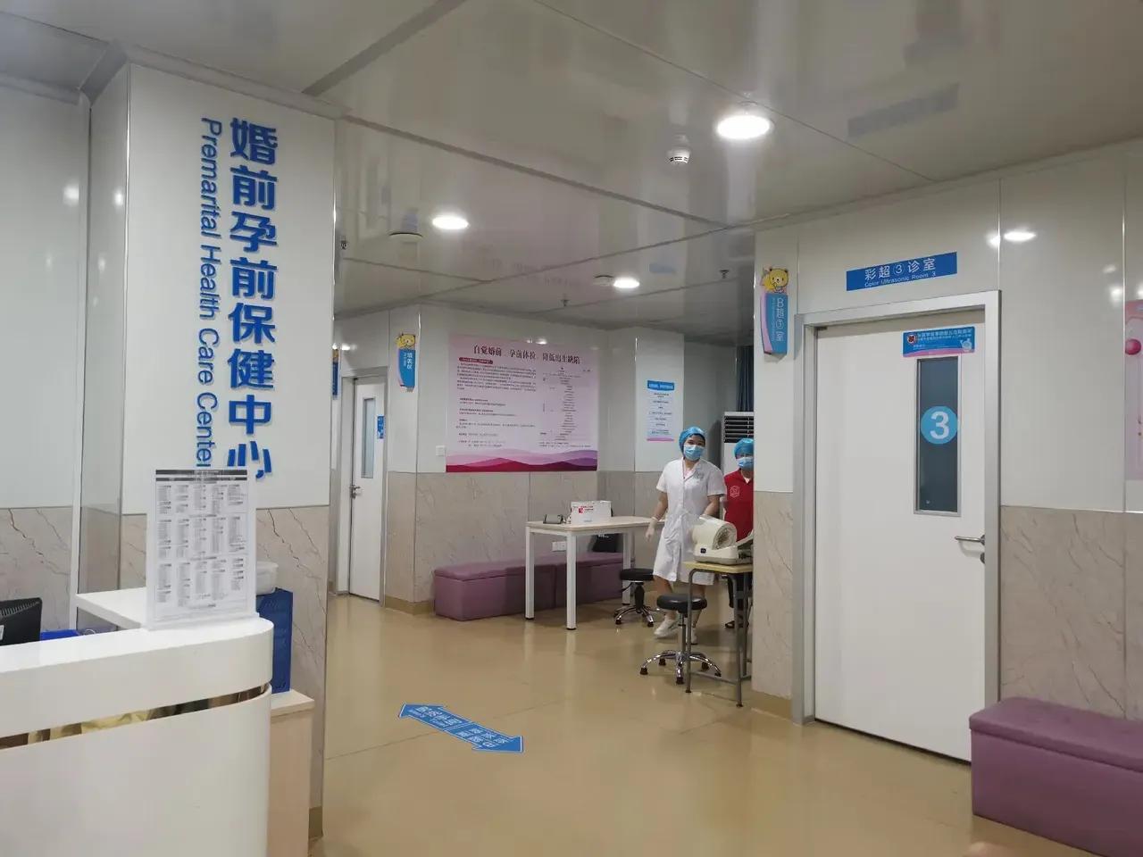 太丢人了！！我婚检时，是一位男的老大夫，正当他给我脱下裤子检查时，有一中年女大夫