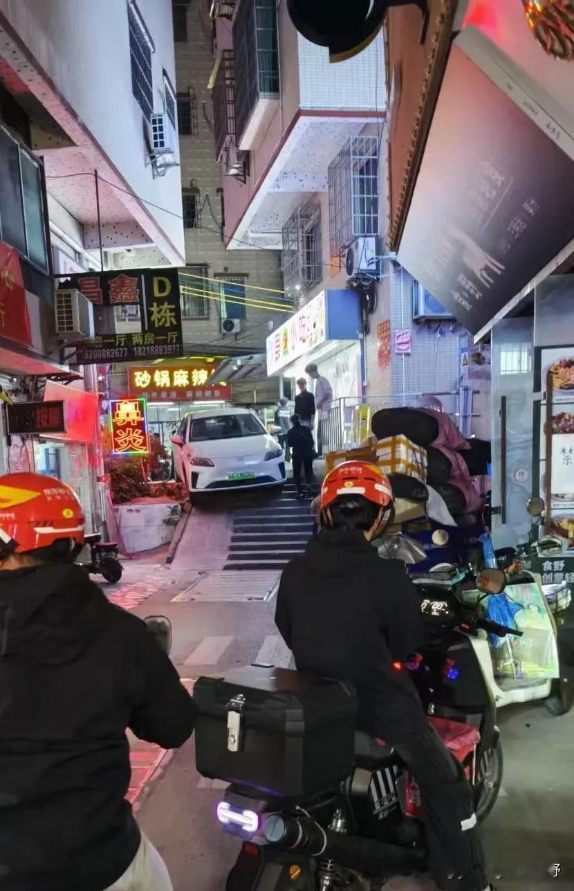 广州的网约车真是牛逼,就没有不敢走的道路。在白云区的一处城中村内,一辆网约车行驶