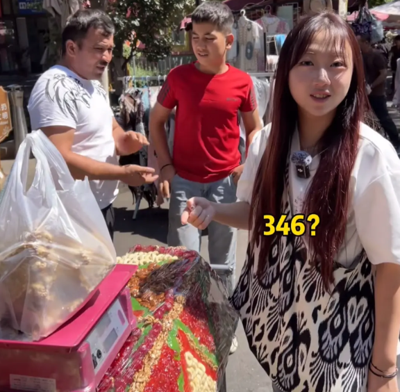 大家评评理！韩国女孩第一次来新疆，街上看到卖切糕的，因为没吃过很好奇，一问价格7