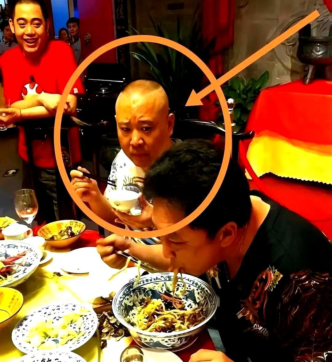 一张老照片把德云社后台直接掀到热搜。于谦抱着海碗吸面，吃得像没明天；郭德纲瞪眼撇