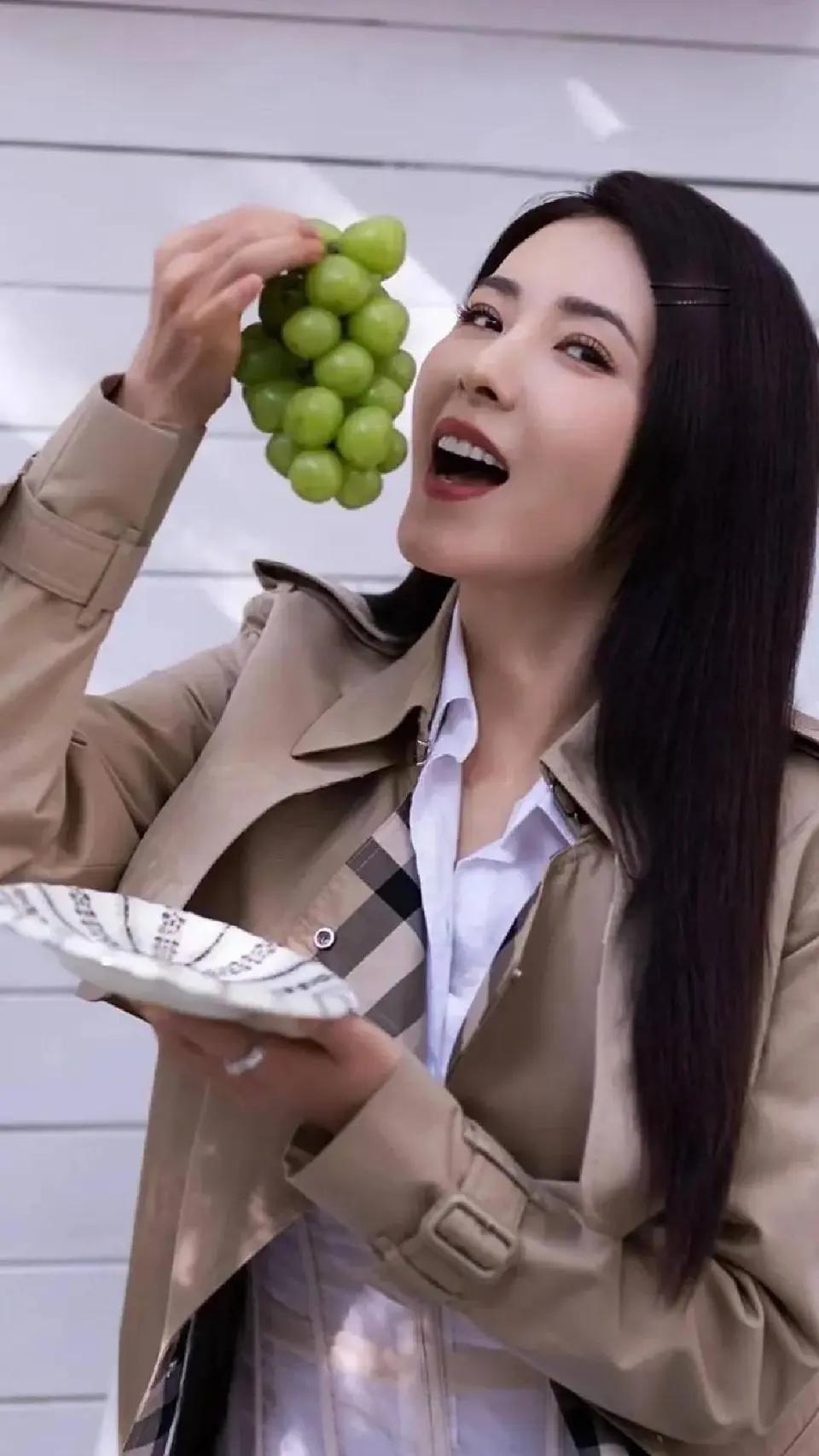 曾黎非常美，而且是内娱独一挡，骨相顶配的正统大美人。曾黎的身高171Cm，京剧