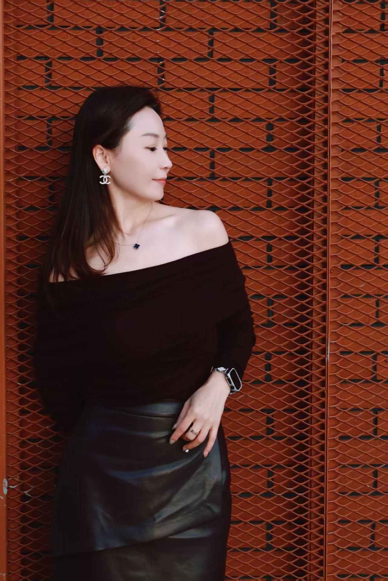 岁月凝香韵自芳眉藏温婉目含光不凭粉黛添颜色自带风华压众妆